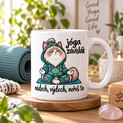 Keramický hrnek s ilustrací meditující kočky a nápisem Jóga závislák - Nádech, výdech, neřeš to