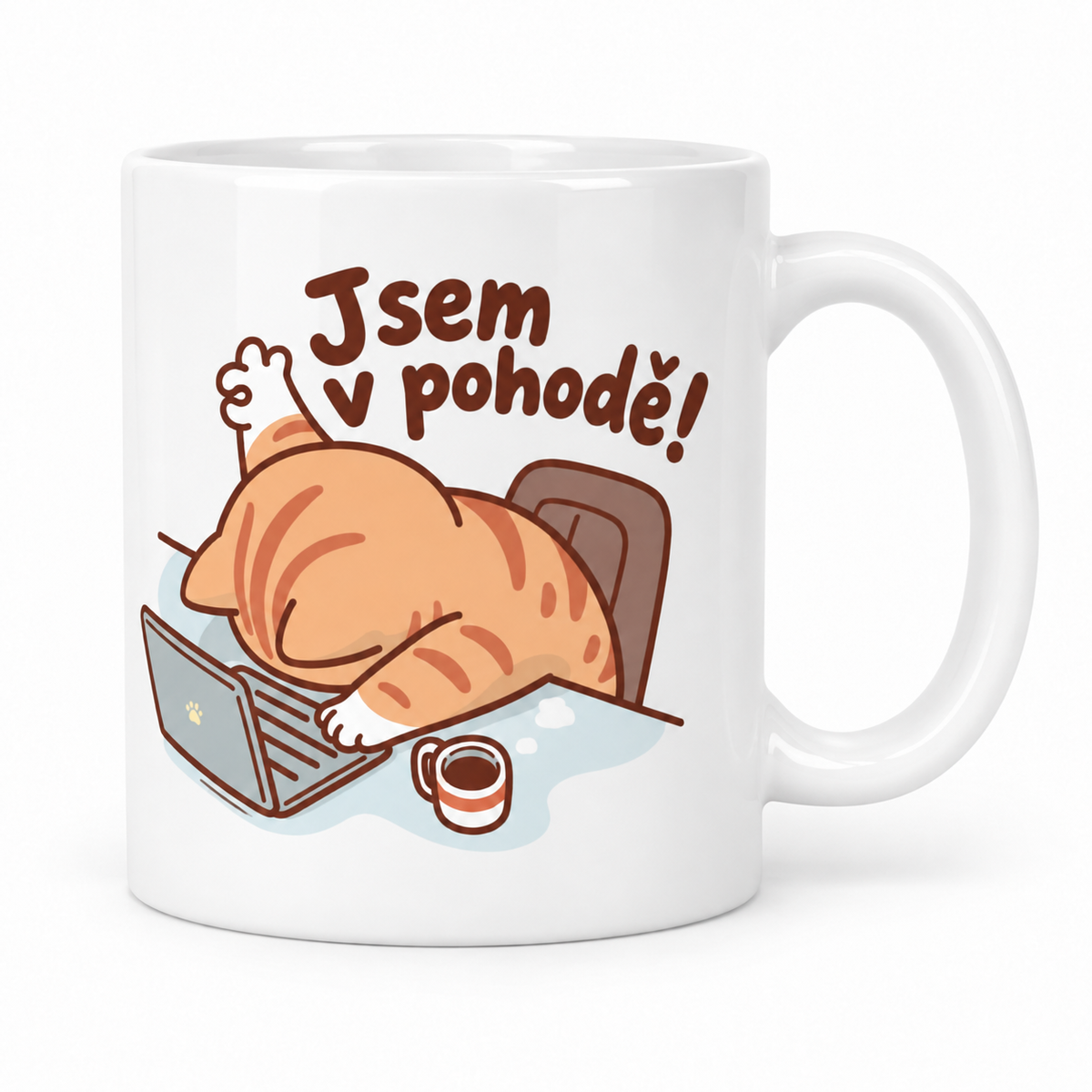 Bílý keramický hrnek s oranžovou kočkou odpočívající u notebooku, šálkem kávy a vtipným nápisem Jsem v pohodě!