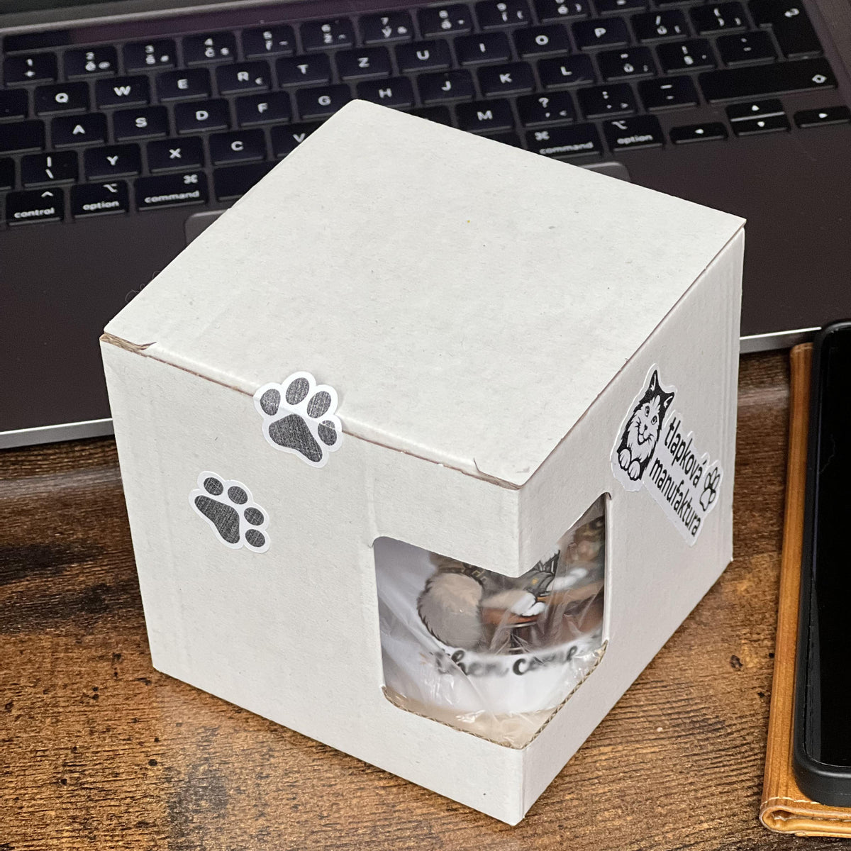 Ceramic mug packaging showing closed box.