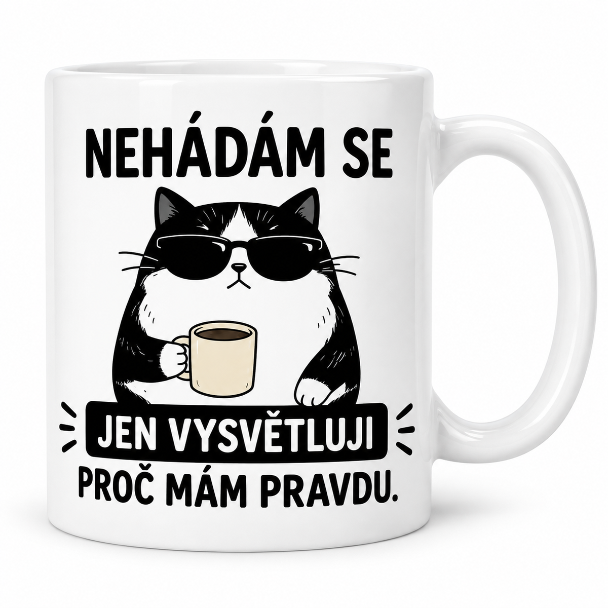 Bílý keramický hrnek s černobílou kočkou v slunečních brýlích, šálkem kávy a vtipným nápisem Nehádám se, jen vysvětluji, proč mám pravdu.