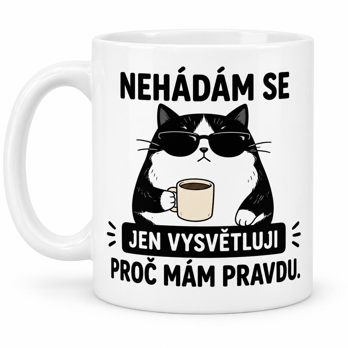 Bílý keramický hrnek s černobílou kočkou v slunečních brýlích, šálkem kávy a vtipným nápisem Nehádám se, jen vysvětluji, proč mám pravdu.