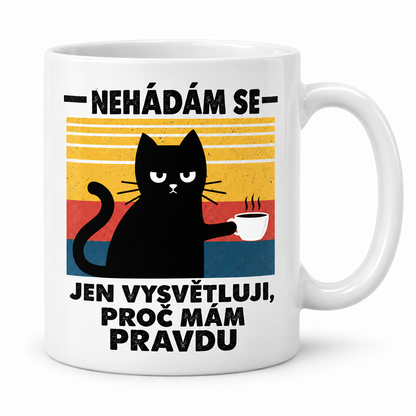 Bílý keramický hrnek s černou kočkou, šálkem kávy a vtipným nápisem Nehádám se, jen vysvětluji, proč mám pravdu.
