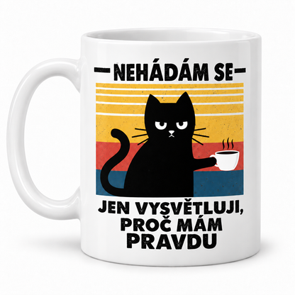 Bílý keramický hrnek s černou kočkou, šálkem kávy a vtipným nápisem Nehádám se, jen vysvětluji, proč mám pravdu.