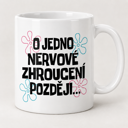 Bílý keramický hrnek s vtipným O jedno nervové zhroucení později a barevnými květinovými prvky.