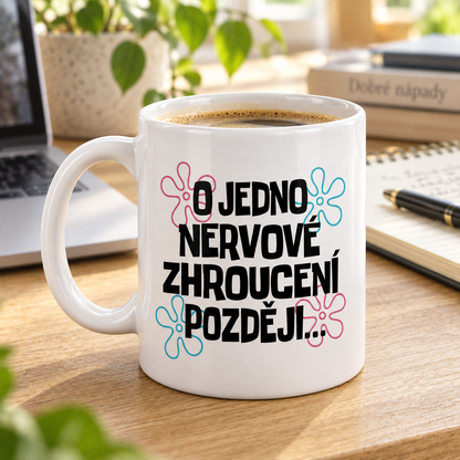 Lifestylová fotografie bílý keramický hrnek s vtipným O jedno nervové zhroucení později a barevnými květinovými prvky.