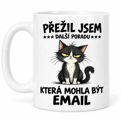 Bílý keramický hrnek s kočkou a nápisem Přežil jsem další poradu, která mohla být email – motiv vlevo