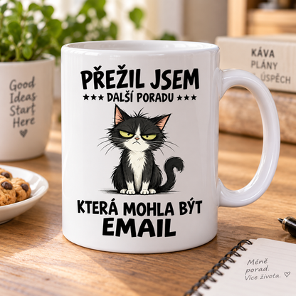 Keramický hrnek s kočkou Přežil jsem další poradu, která mohla být email na pracovním stole s notebookem
