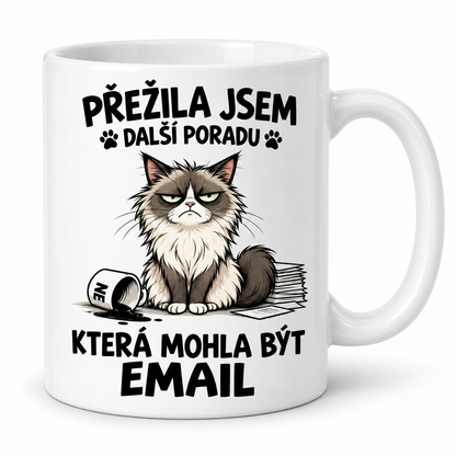 Bílý keramický hrnek s kočkou a nápisem Přežila jsem další poradu, která mohla být email – motiv vlevo