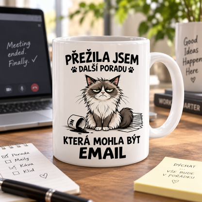 Keramický hrnek s kočkou Přežila jsem další poradu, která mohla být email na pracovním stole s notebookem