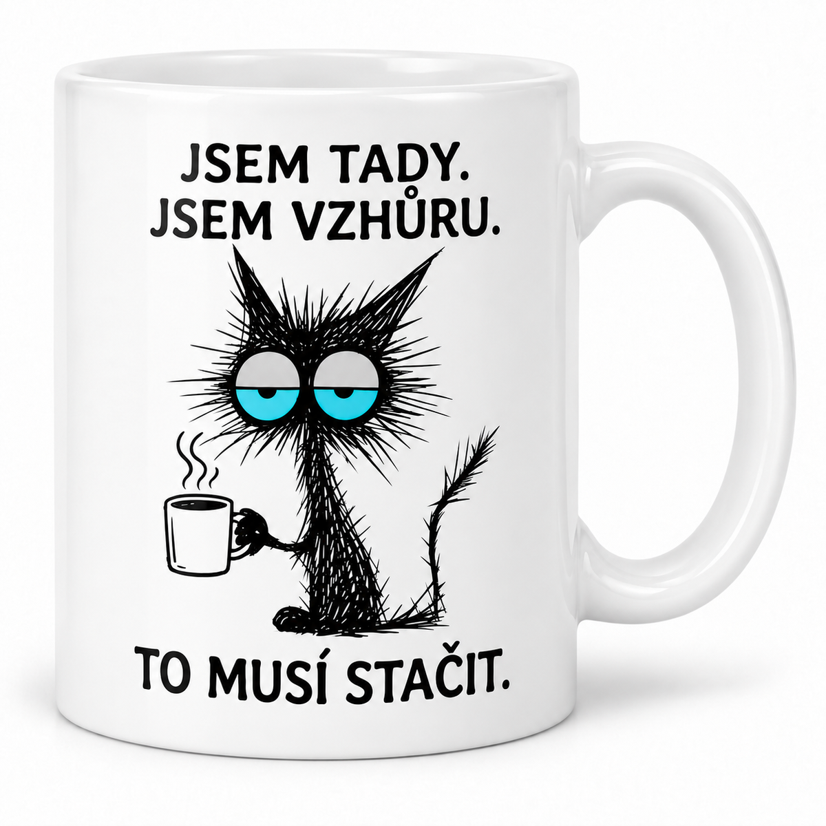 Bílý keramický hrnek s unavenou černou kočkou, hrnkem kávy a vtipným nápisem Jsem tady. Jsem vzhůru. To musí stačit.