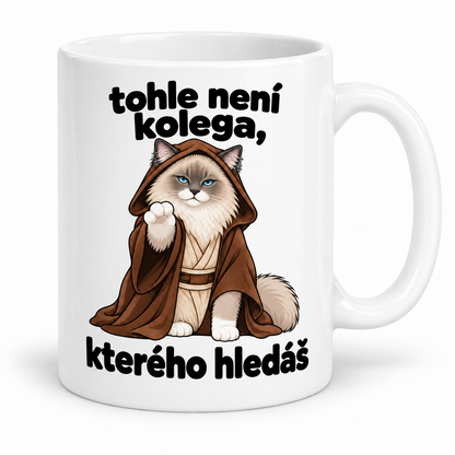 Bílý keramický hrnek s ragdoll kočkou v kostýmu Jedi a vtipným nápisem Tohle není kolega, kterého hledáš.