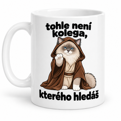 Bílý keramický hrnek s ragdoll kočkou v kostýmu Jedi a nápisem Tohle není kolega, kterého hledáš.
