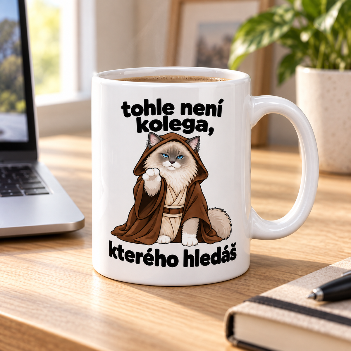 Lifestylová fotografie bílý keramický hrnek s ragdoll kočkou v kostýmu Jedi a vtipným nápisem Tohle není kolega, kterého hledáš.