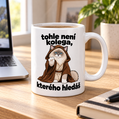 Lifestylová fotografie bílý keramický hrnek s ragdoll kočkou v kostýmu Jedi a vtipným nápisem Tohle není kolega, kterého hledáš.