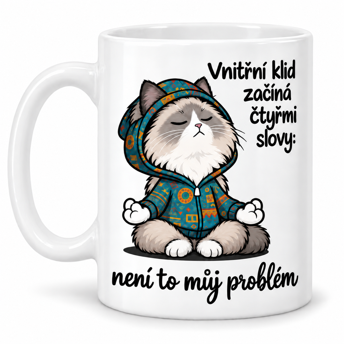 Bílý keramický hrnek s meditující kočkou v mikině a vtipným nápisem Vnitřní klid začíná čtyřmi slovy: není to můj problém.