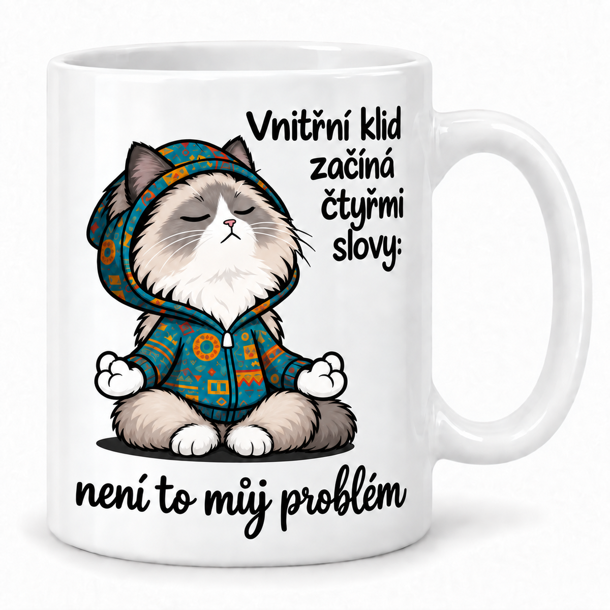 Bílý keramický hrnek s meditující kočkou v mikině a vtipným nápisem Vnitřní klid začíná čtyřmi slovy: není to můj problém.“