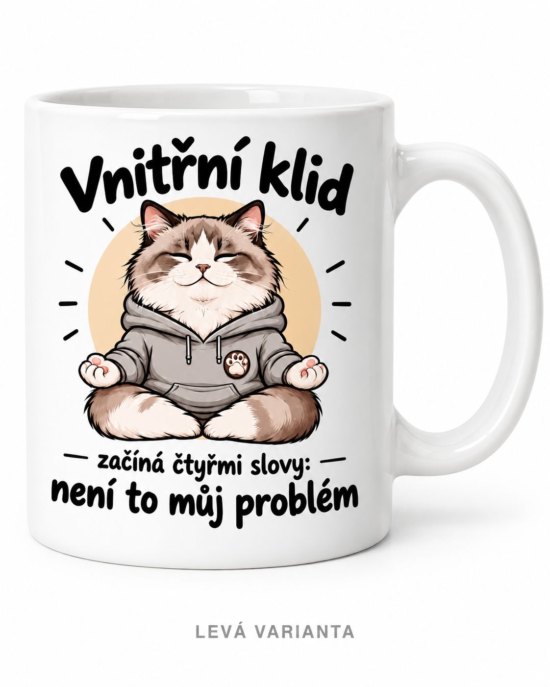 Bílý keramický hrnek 330 ml s motivem meditujícího ragdolla a textem „Vnitřní klid začíná čtyřmi slovy: není to můj problém“, levá varianta.