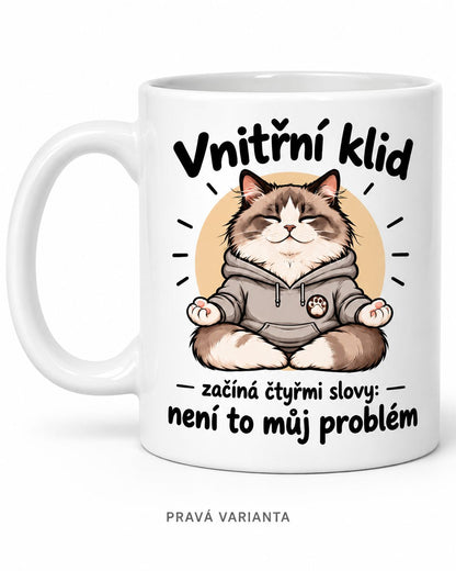 Bílý keramický hrnek 330 ml s motivem meditujícího ragdolla a textem „Vnitřní klid začíná čtyřmi slovy: není to můj problém“, pravá varianta.
