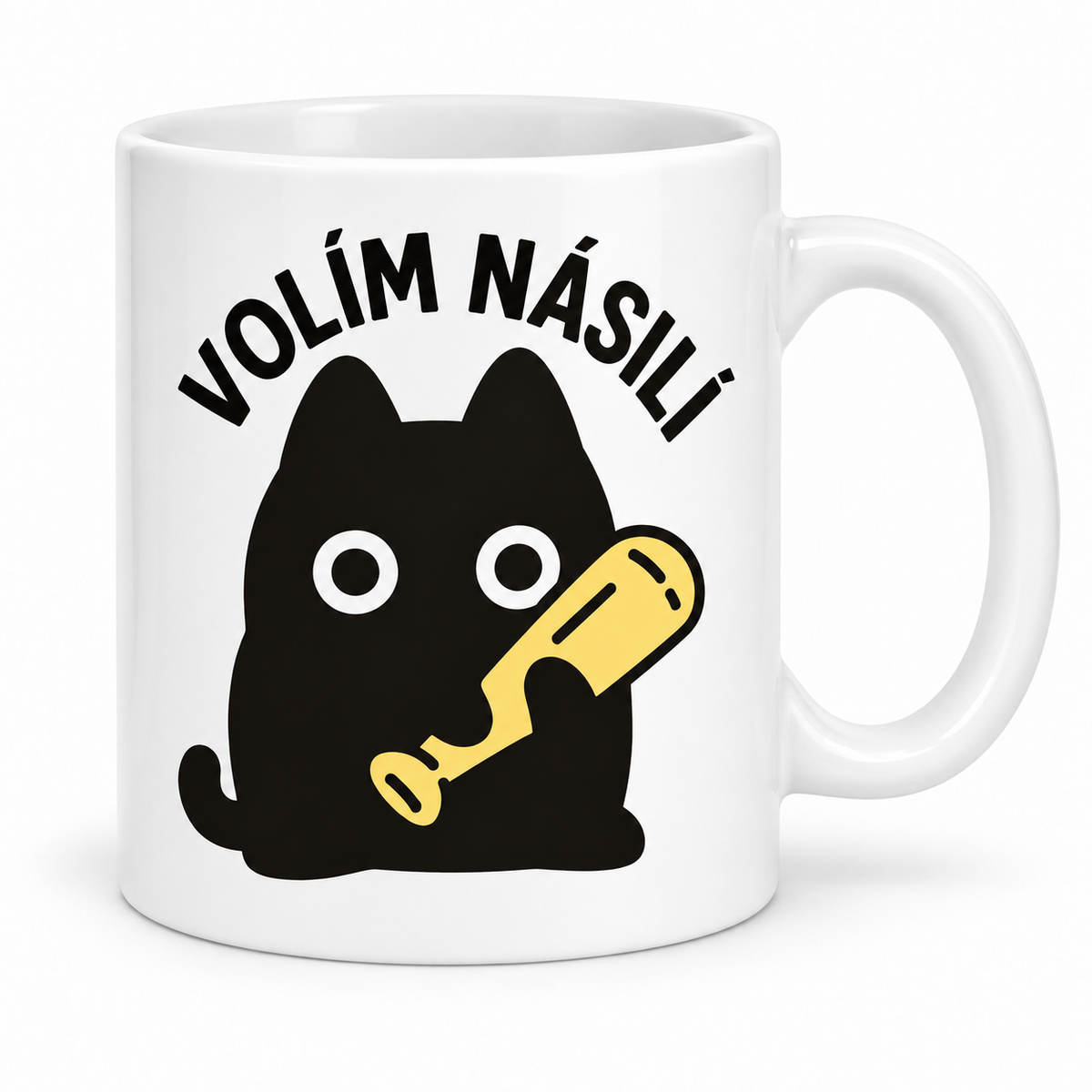 Bílý keramický hrnek s černou kočkou držící žlutou baseballovou pálku a  nápisem Volím násilí.