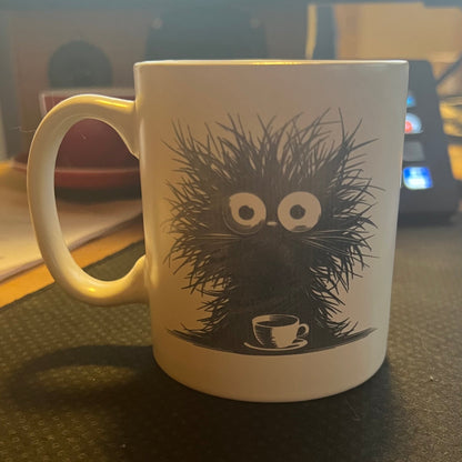 Hrnek na kávu, nebo čaj ze série černobílých hrnků, která si dělá legraci z práce v korporátu a potřeby ranní kávy.