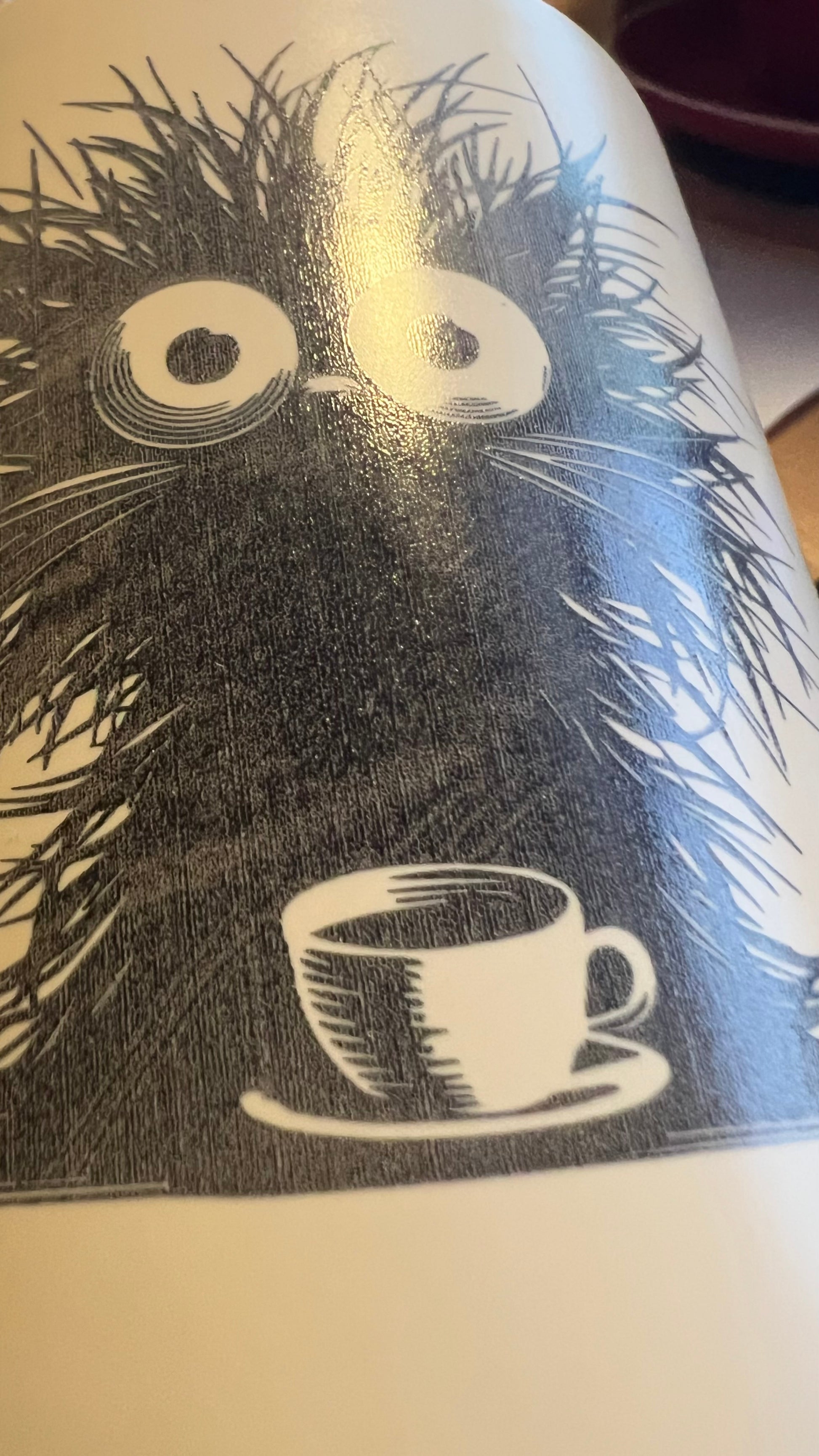Detail hrnku na kávu, nebo čaj ze série černobílých hrnků, která si dělá legraci z práce v korporátu a potřebu ranní kávy.