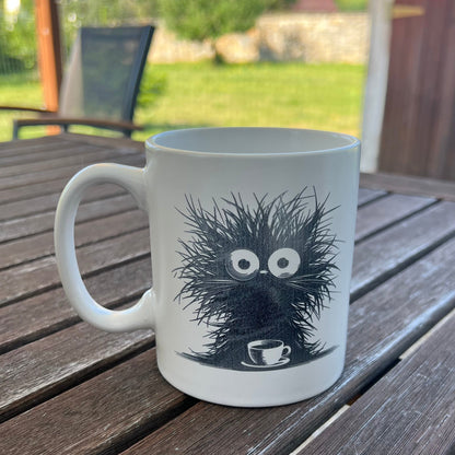 Hrnek na kávu, nebo čaj ze série černobílých hrnků, která si dělá legraci z práce v korporátu a potřeby ranní kávy.