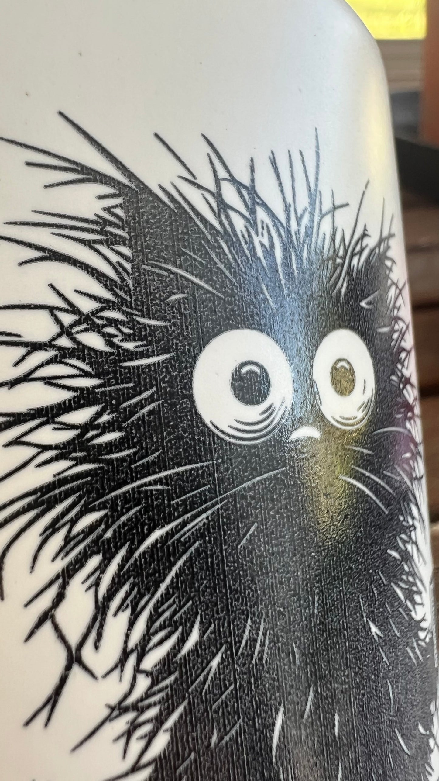 Detail hrnku na kávu, nebo čaj ze série černobílých hrnků, která si dělá legraci z práce v korporátu a potřebu ranní kávy.