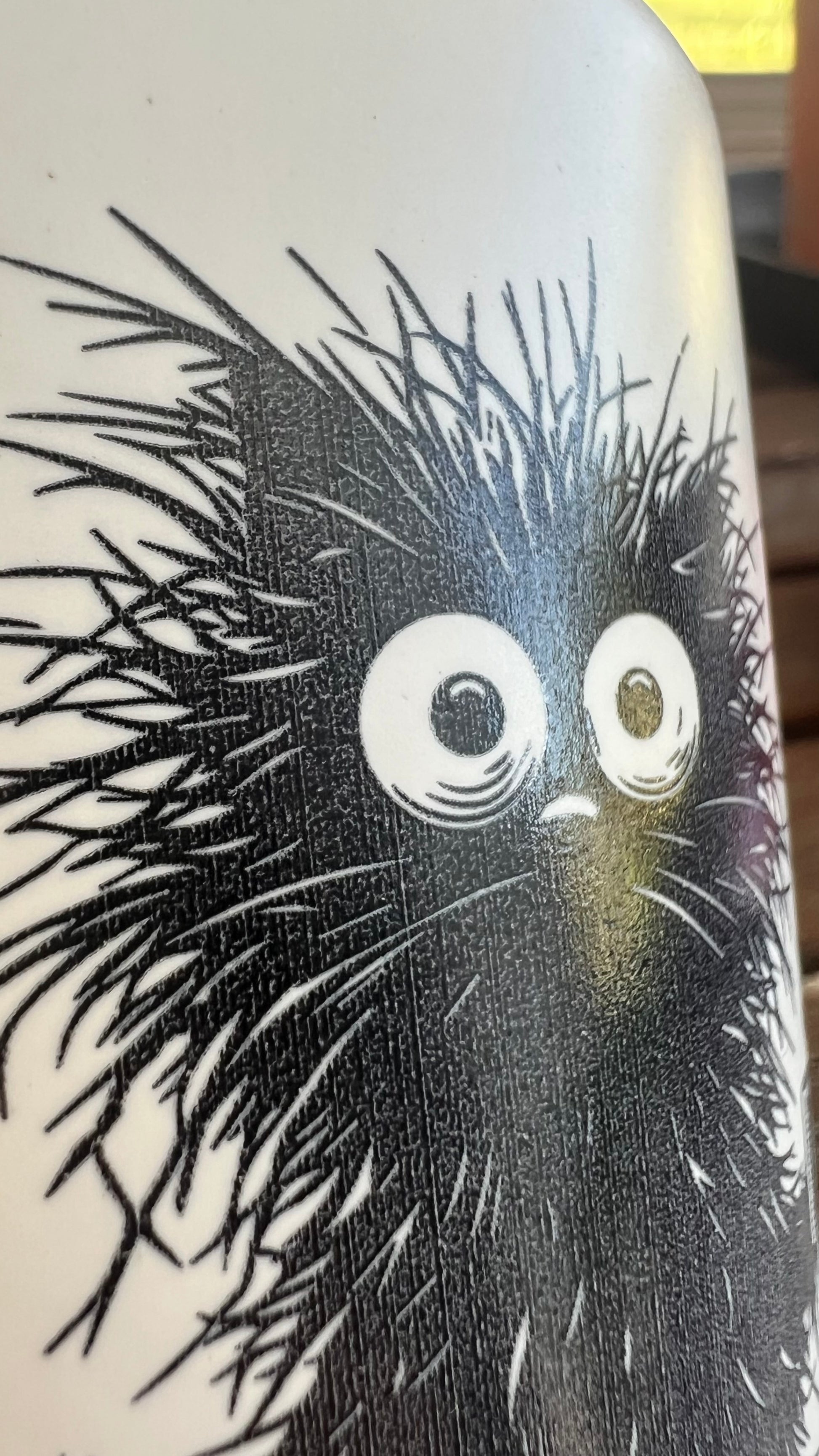 Detail hrnku na kávu, nebo čaj ze série černobílých hrnků, která si dělá legraci z práce v korporátu a potřebu ranní kávy.