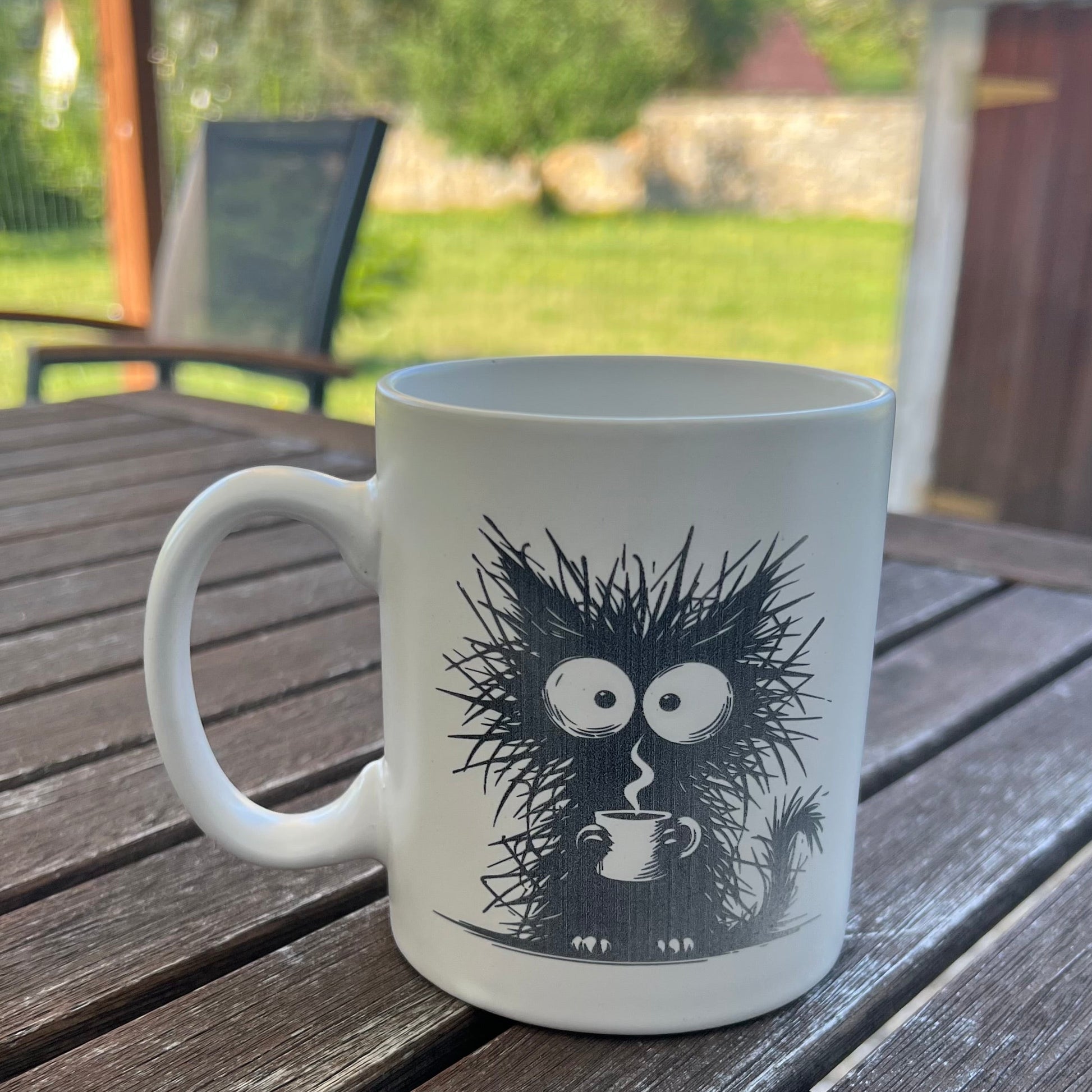 Hrnek na kávu, nebo čaj ze série černobílých hrnků, která si dělá legraci z práce v korporátu a potřeby ranní kávy.