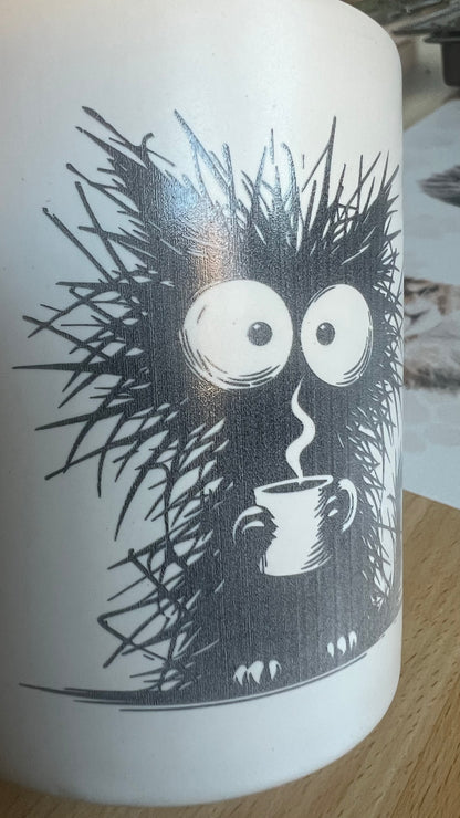 Detail hrnku na kávu, nebo čaj ze série černobílých hrnků, která si dělá legraci z práce v korporátu a potřebu ranní kávy.