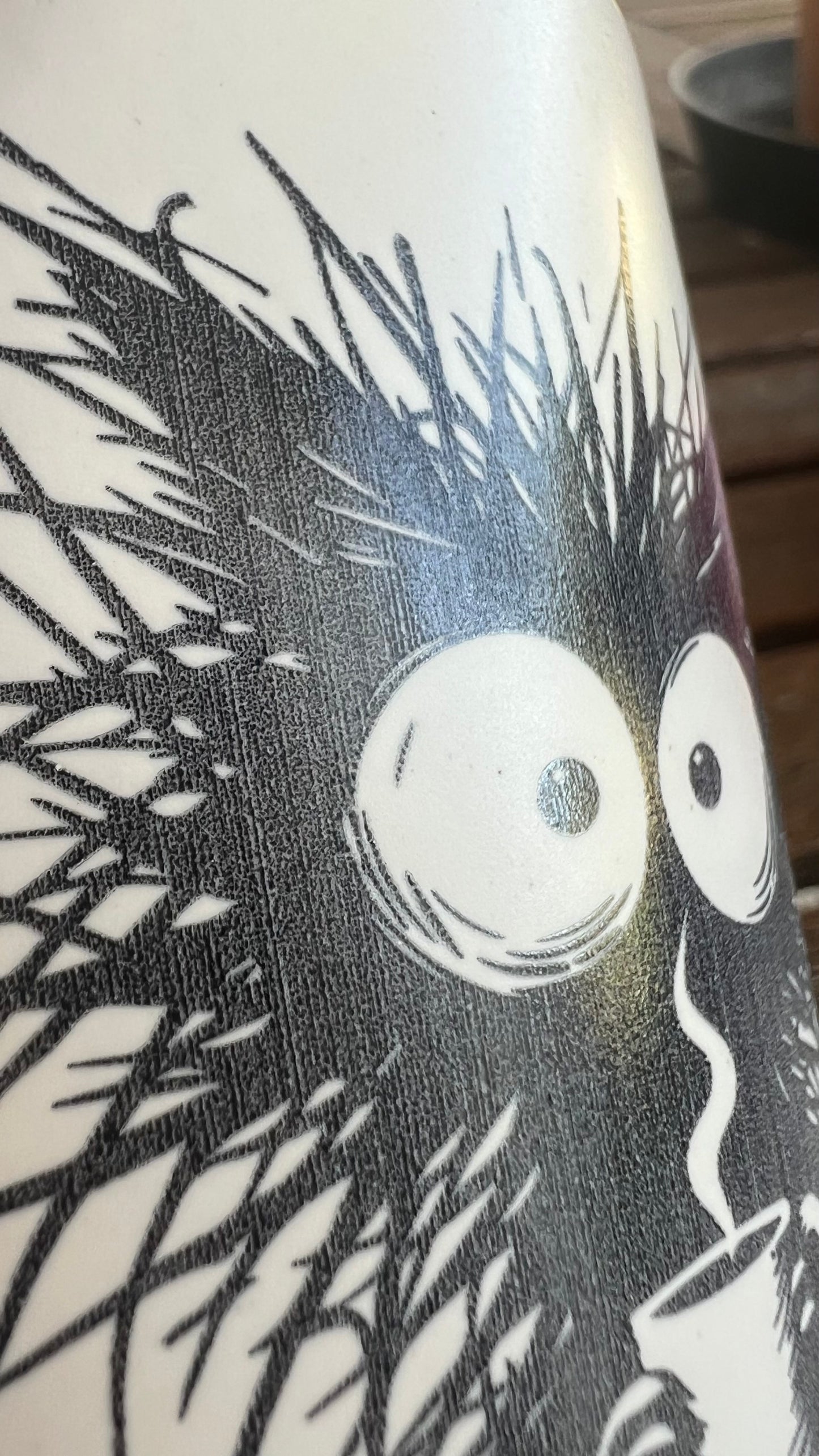 Detail hrnku na kávu, nebo čaj ze série černobílých hrnků, která si dělá legraci z práce v korporátu a potřebu ranní kávy.