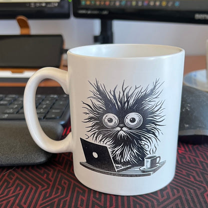 Hrnek na kávu, nebo čaj ze série černobílých hrnků, která si dělá legraci z práce v korporátu a potřeby ranní kávy.