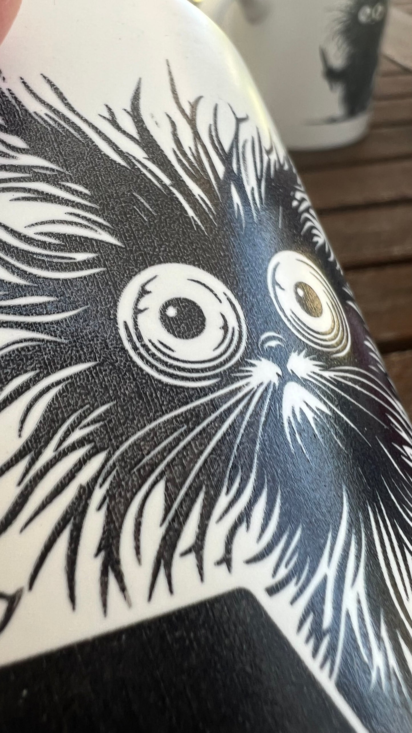 Detail hrnku na kávu, nebo čaj ze série černobílých hrnků, která si dělá legraci z práce v korporátu a potřeby ranní kávy.
