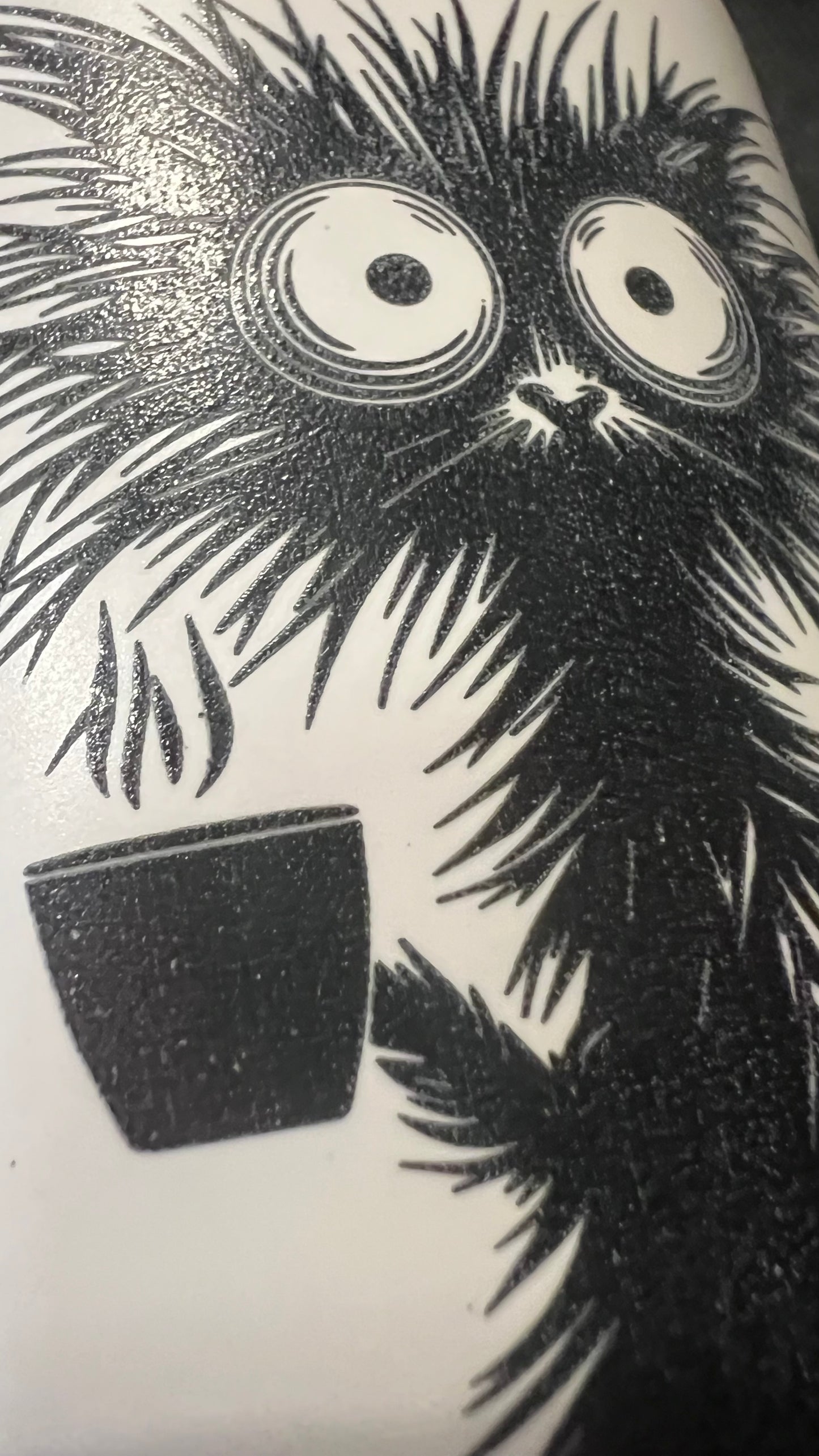 Detail hrnku na kávu, nebo čaj ze série černobílých hrnků, která si dělá legraci z práce v korporátu a potřebu ranní kávy.