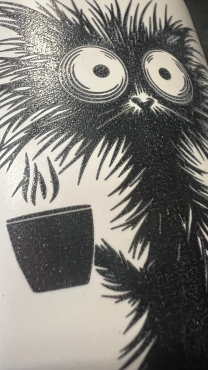 Detail hrnku na kávu, nebo čaj ze série černobílých hrnků, která si dělá legraci z práce v korporátu a potřebu ranní kávy.