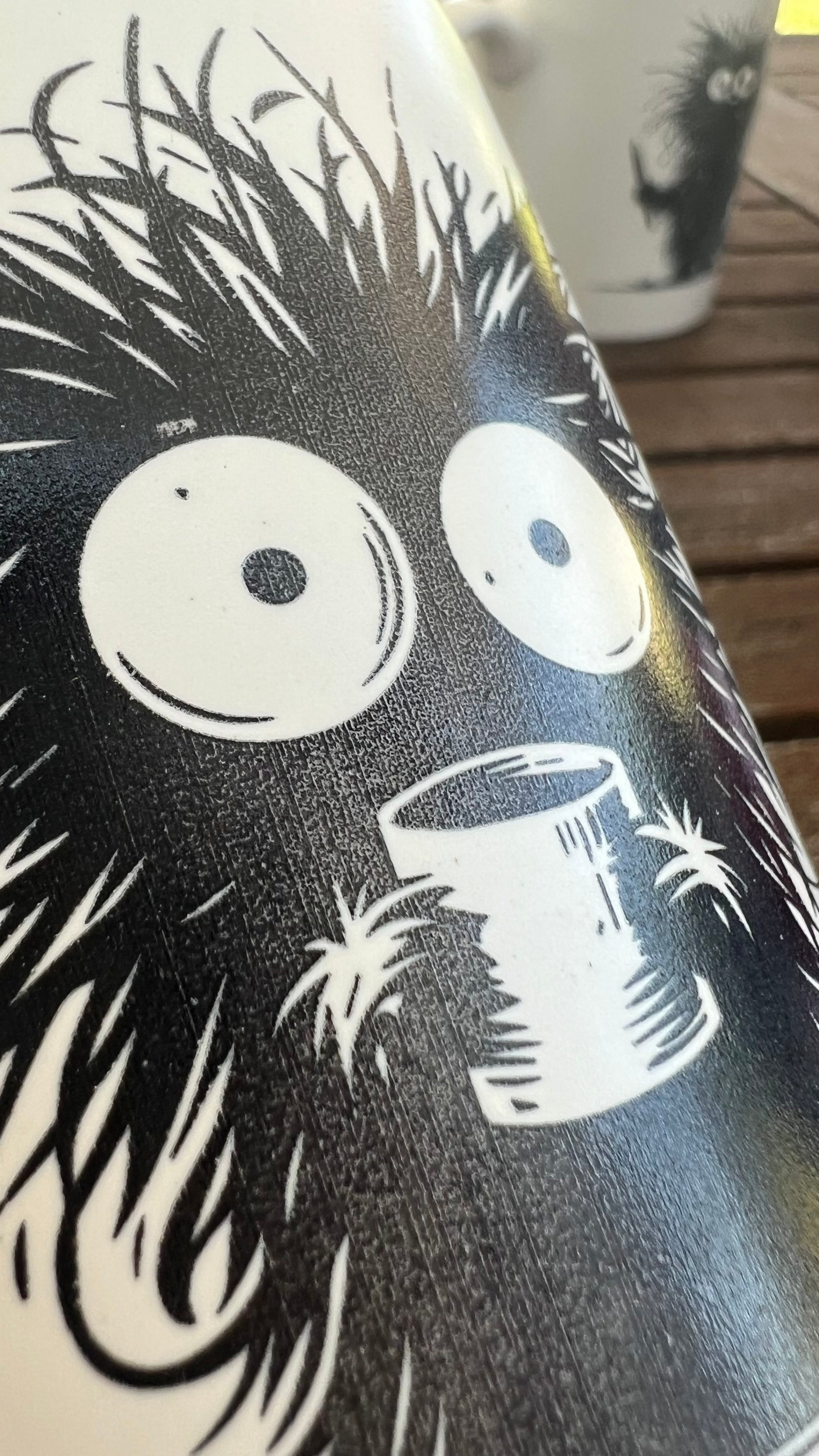 Detail hrnku na kávu, nebo čaj ze série černobílých hrnků, která si dělá legraci z práce v korporátu a potřebu ranní kávy.