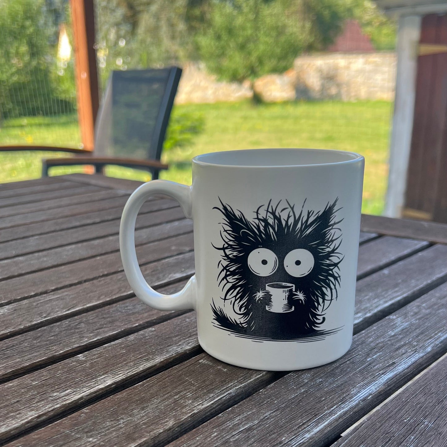 Hrnek na kávu, nebo čaj ze série černobílých hrnků, která si dělá legraci z práce v korporátu a potřeby ranní kávy.