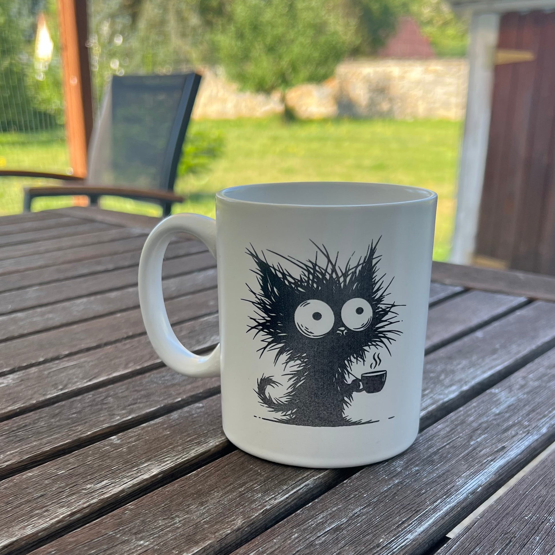 Hrnek na kávu, nebo čaj ze série černobílých hrnků, která si dělá legraci z práce v korporátu a potřeby ranní kávy.