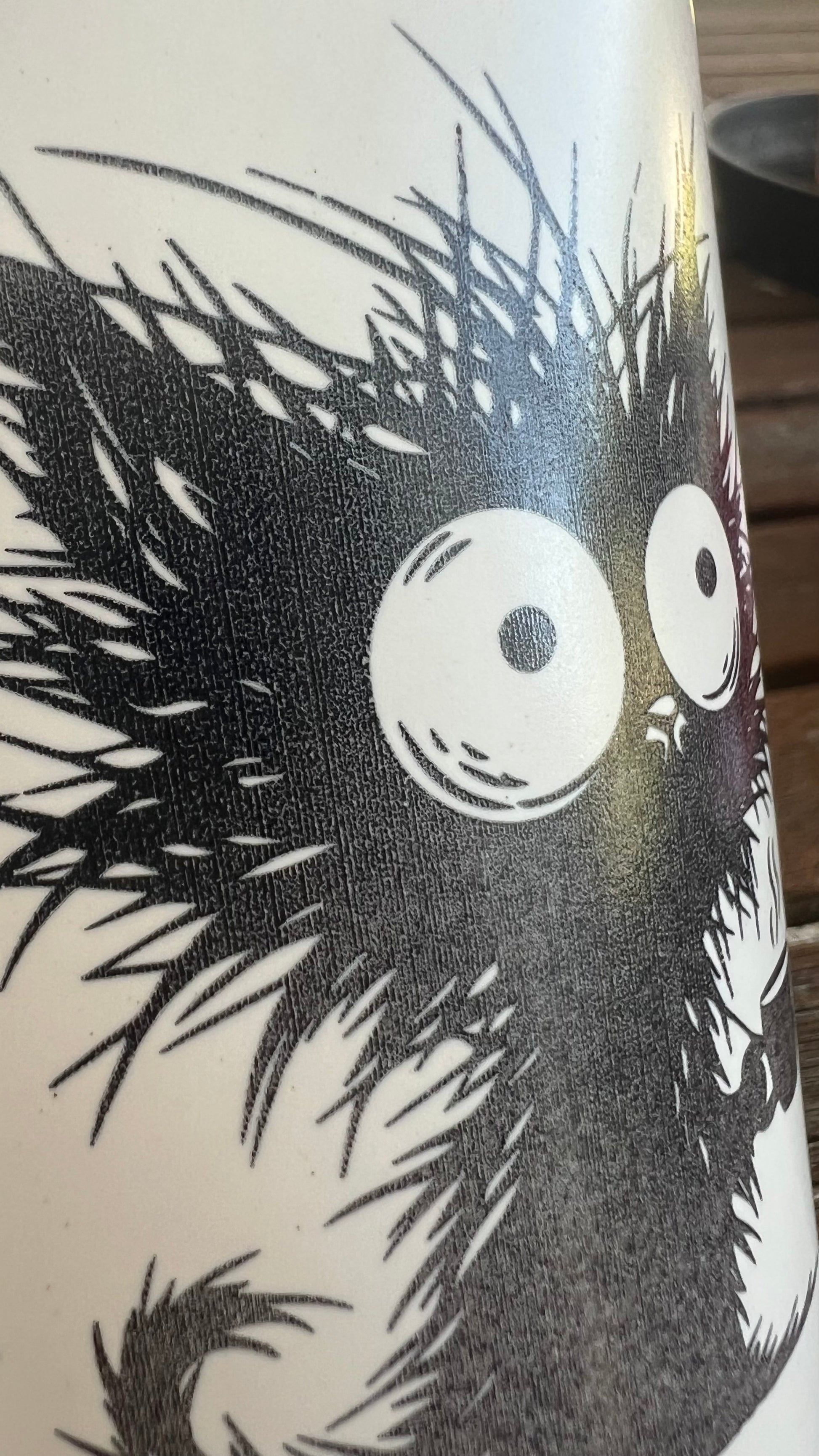 Detail hrnku na kávu, nebo čaj ze série černobílých hrnků, která si dělá legraci z práce v korporátu a potřebu ranní kávy.