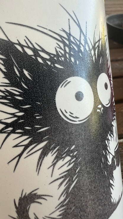 Detail hrnku na kávu, nebo čaj ze série černobílých hrnků, která si dělá legraci z práce v korporátu a potřebu ranní kávy.