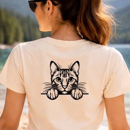 Černobílá stylizovaná nažehlovačka tonkinské kočky vykukující přes hranu s tlapkami aplikovaná na zadní straně pískového trička.