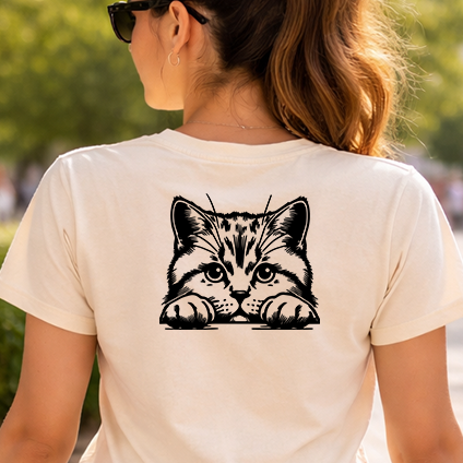 Černobílá stylizovaná nažehlovačka brtiské krátkosrsté kočky vykukující přes hranu s tlapkami aplikovaná na zadní straně pískového trička.