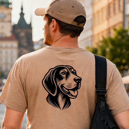 Černá grafická nažehlovačka s hlavou psa Coonhound aplikovaná na zadní straně pískového trička.