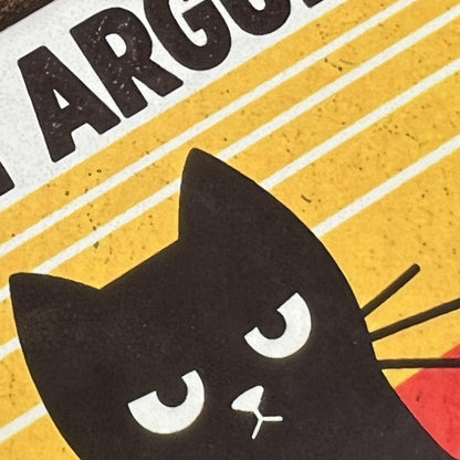 Detail tisku na korkový podtácek s unavenou kreslenou kočkou říkající "I'm not arguing ... ".