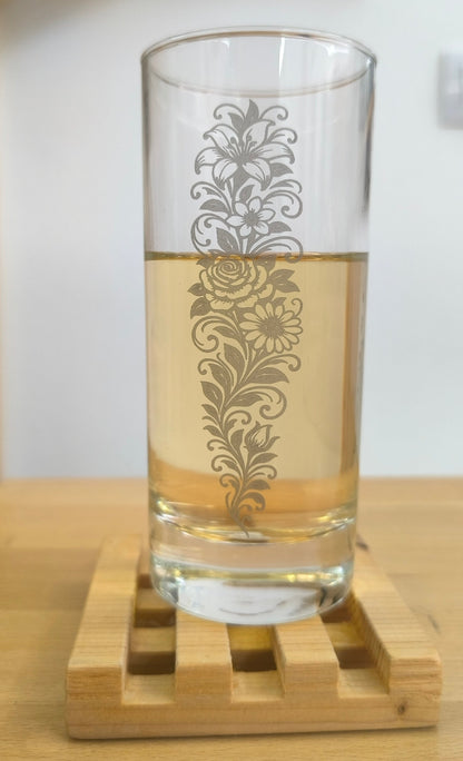 Vysoká sklenička s květinovým motivem