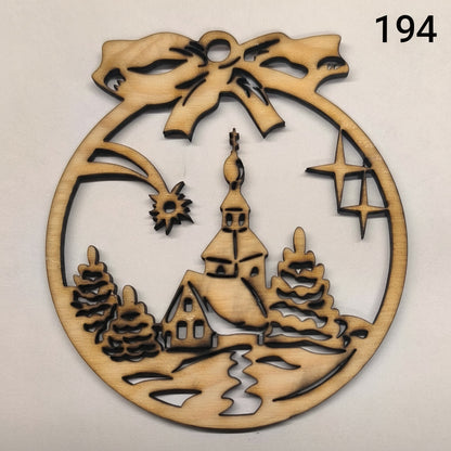 Vyřezávaná vánoční ozdoba (různé motivy)