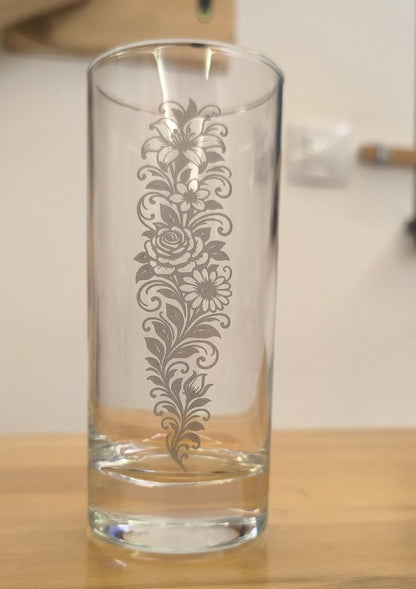 Vysoká sklenička s květinovým motivem