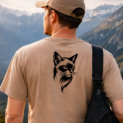Černobílá stylizovaná nažehlovačka hlavy siamské  kočky v moderním grafickém stylu s ostrými liniemi, součást série Stylizované kočky aplikovaná na zadní straně pískového trička.