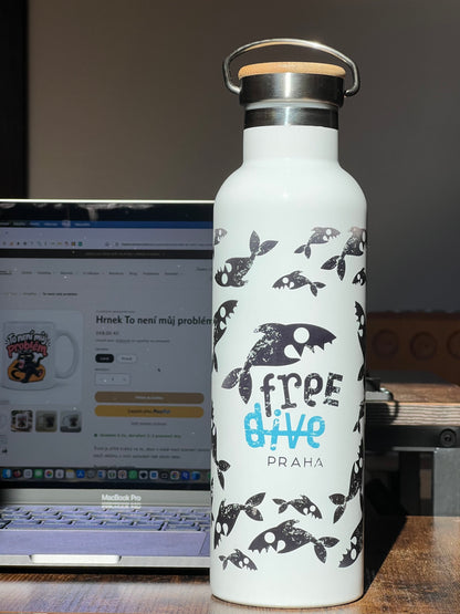 Termolahev s logen freedivingové školy Freedive Praha o objemu 750ml na kancelářském stole.