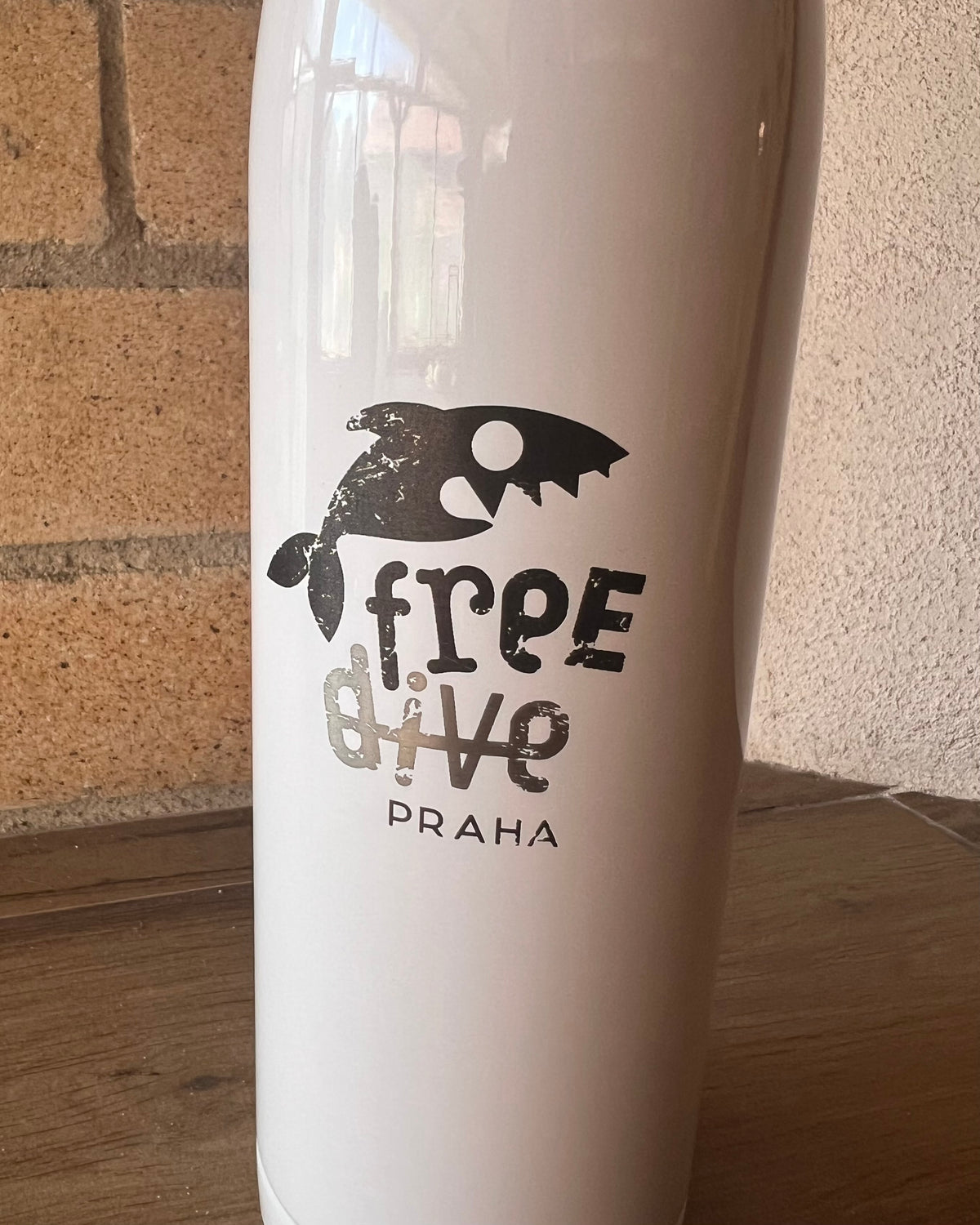 bílá termoska / lahev na vodu s motivem na přání freedive praha detailní pohled